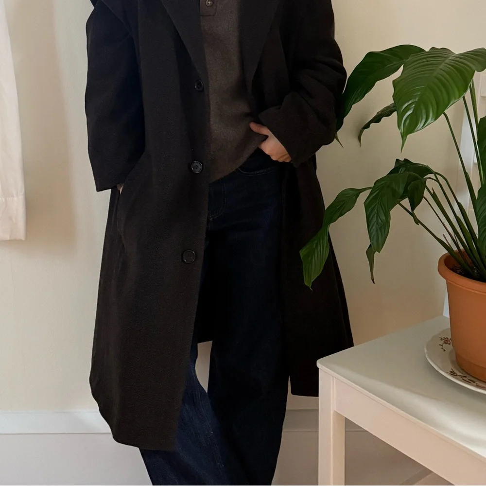 DKNY Wool Blend herringbone Brown Long Coat Size 42 Shoulder Pads Button Closure - Picture 7 of 15